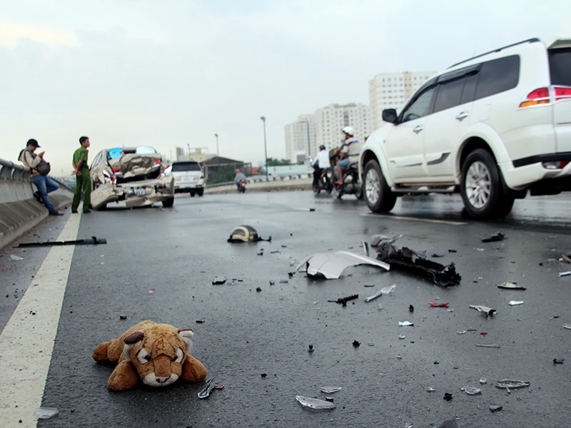 Vụ va chạm khiến 3 người trên xe ô tô bốn chỗ bị thương